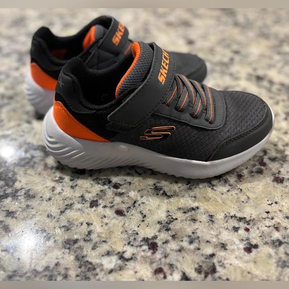 Skechers Bounder Easy on/off Black and orange light weight sneakers 
Size 12 - Picture 5 of 10